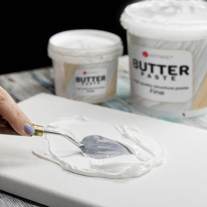 Nanašanje strukturne paste ARTMIE Butter Fine s slikarsko lopatico