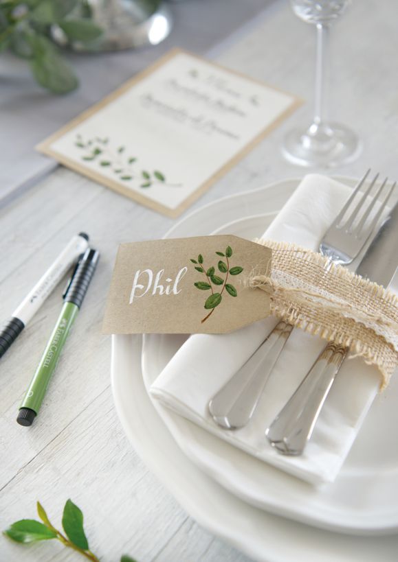 Kalligrafie-Set und Hand-Lettering-Stifte auf einem Schreibtisch