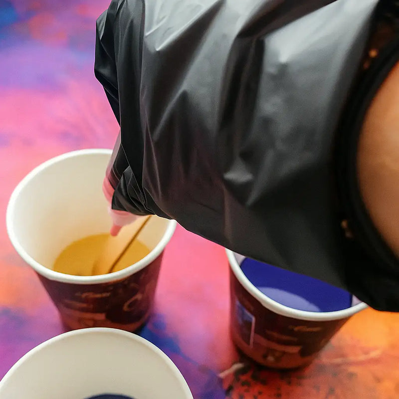 Enostaven DIY vodnik za smolnate obeske: izdelaj si bleščeča darila doma