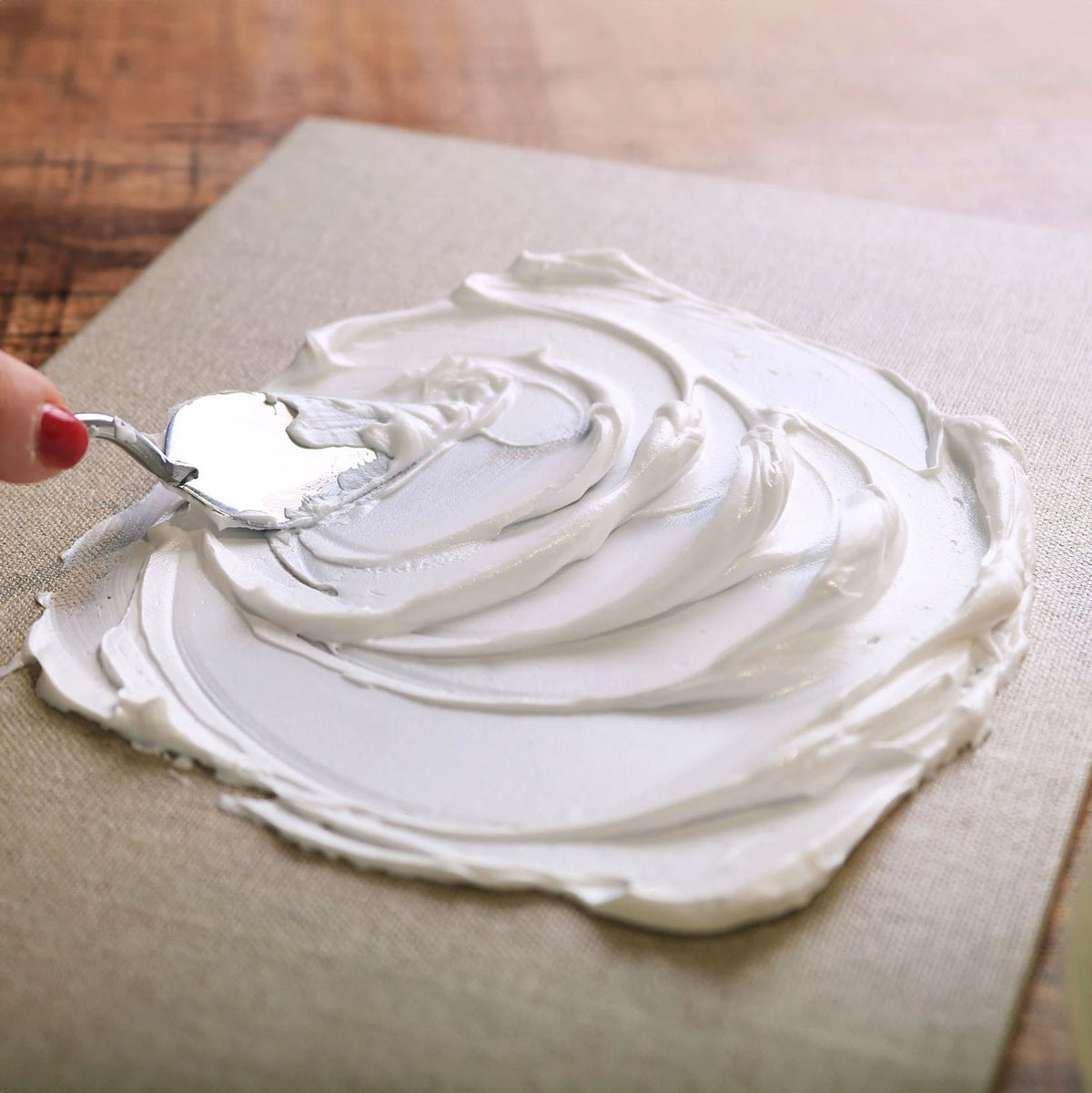 Reliefna tekstura, ustvarjena s strukturno pasto ARTMIE Butter Fine na platnu