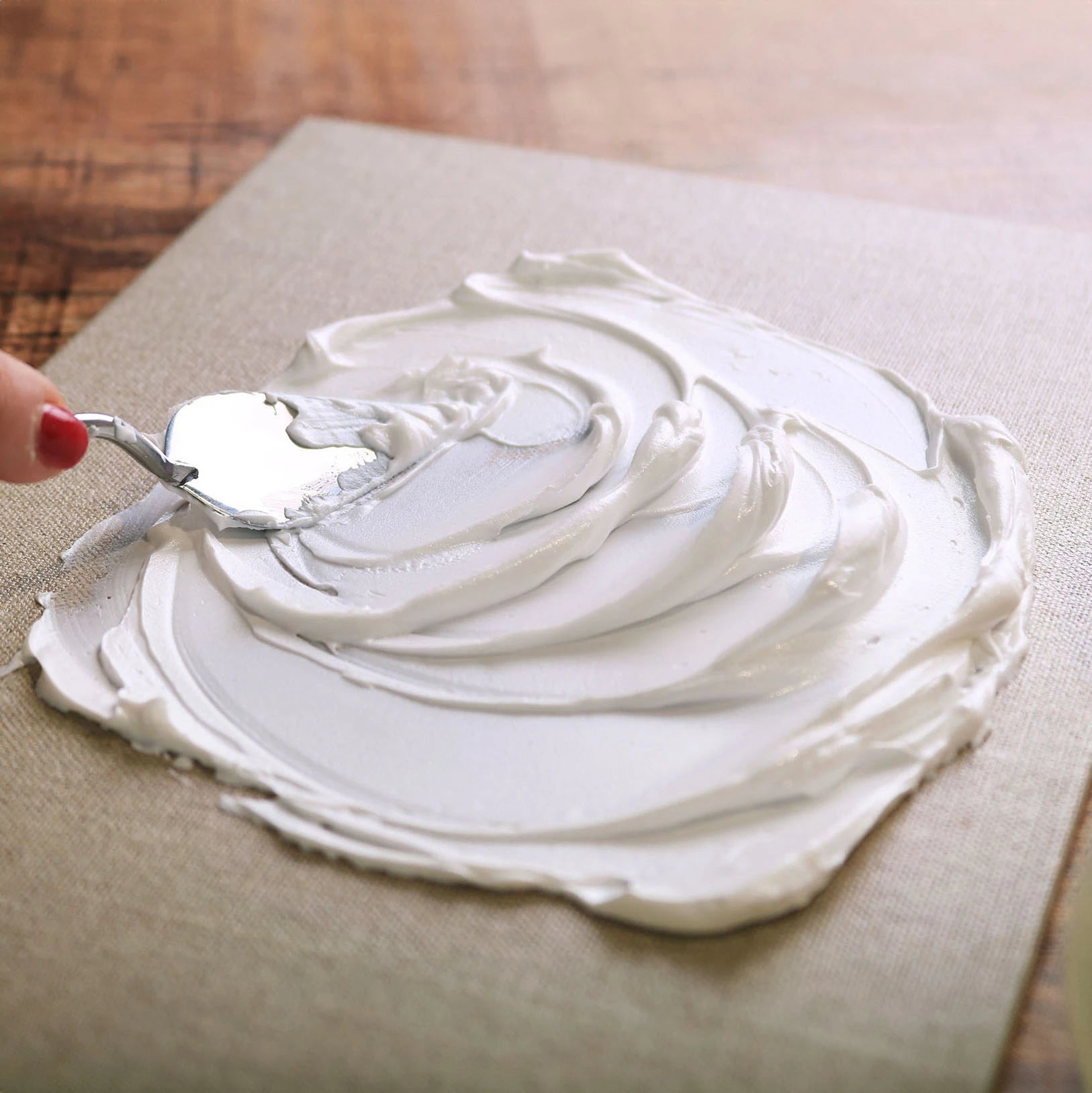 Reliefna tekstura, ustvarjena s strukturno pasto ARTMIE Butter Fine na platnu