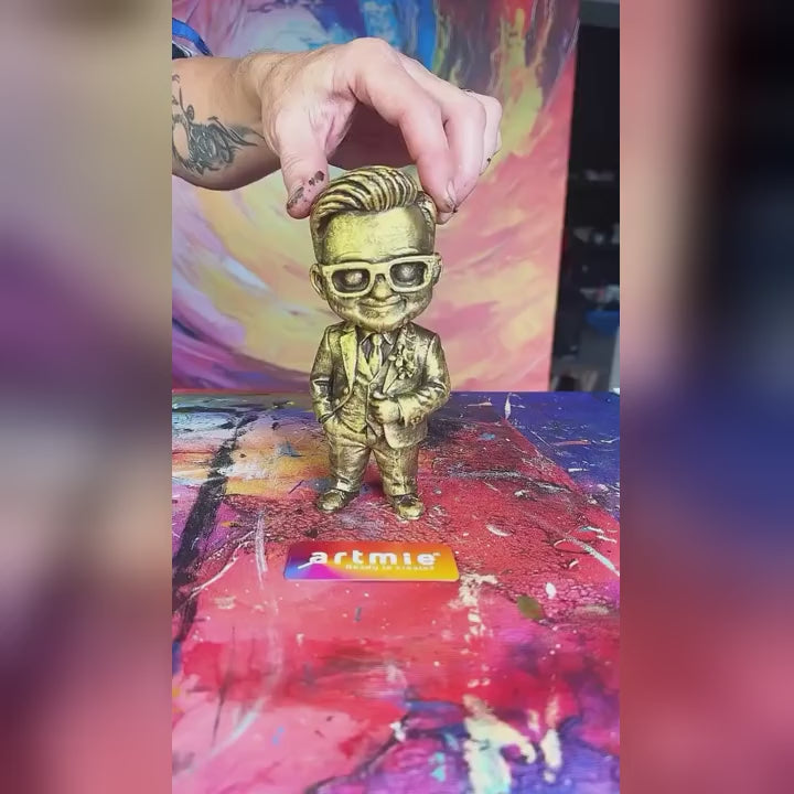 Chibi figurica iz fotografije za barvanje – pravi video: bela figurica, natisnjena po fotografiji, in njeno barvanje v ateljeju ARTMiE.