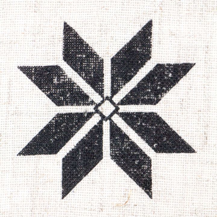 ROSA TALENT Leseni žig št. 5 Geometrija 6,5x6,5 cm – pogled 2