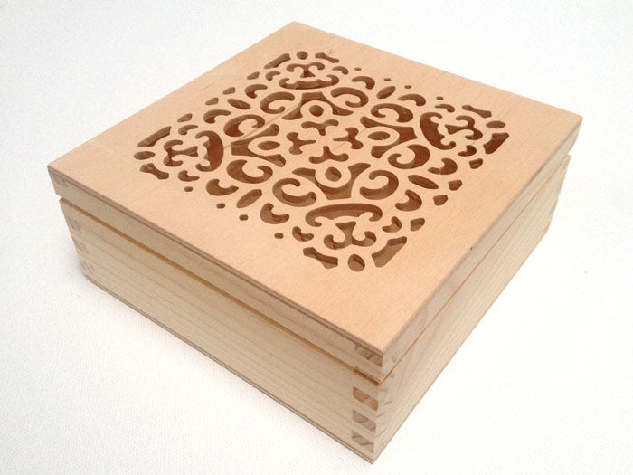 Škatlica za nakit z okrasnim pokrovom - 15 x 15 cm