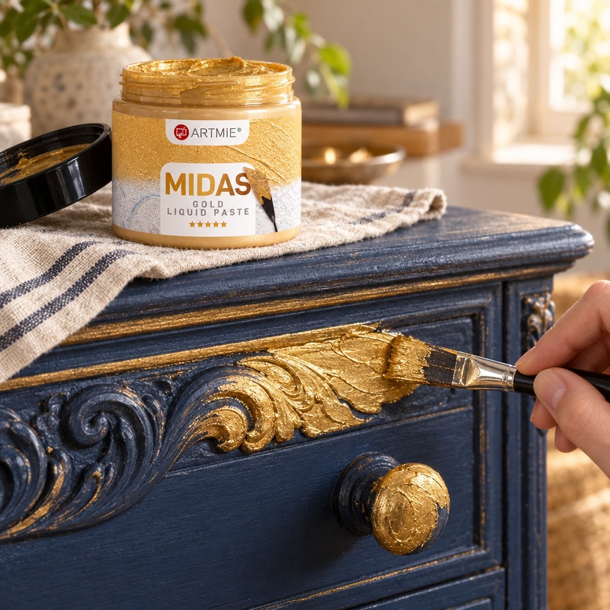 Pozlačevanje izrezljane komode s čopičem — zlata kovinska pasta ARTMIE MIDAS