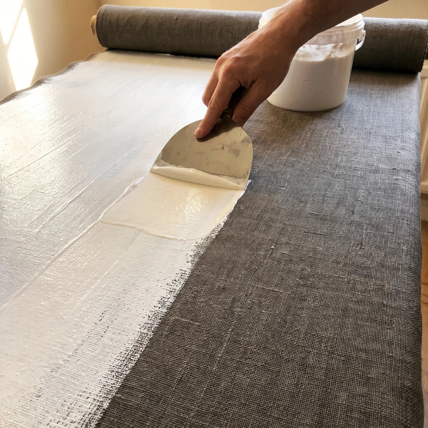 Nanašanje dveh plasti gesso na laneno platno MUSEAL